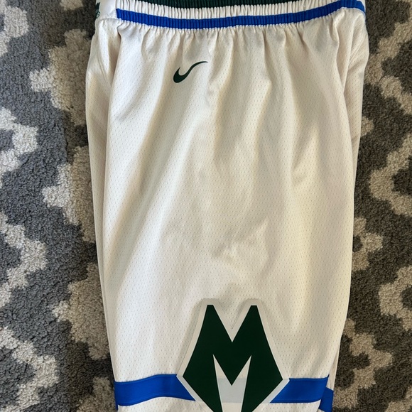 Cream Milwaukee bucks NBA edition shorts - Picture 3 of 5